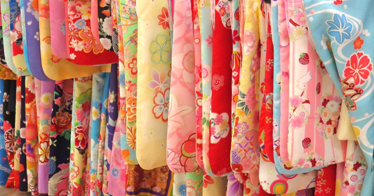 カラフルな和柄の着物が並ぶ店内の様子
