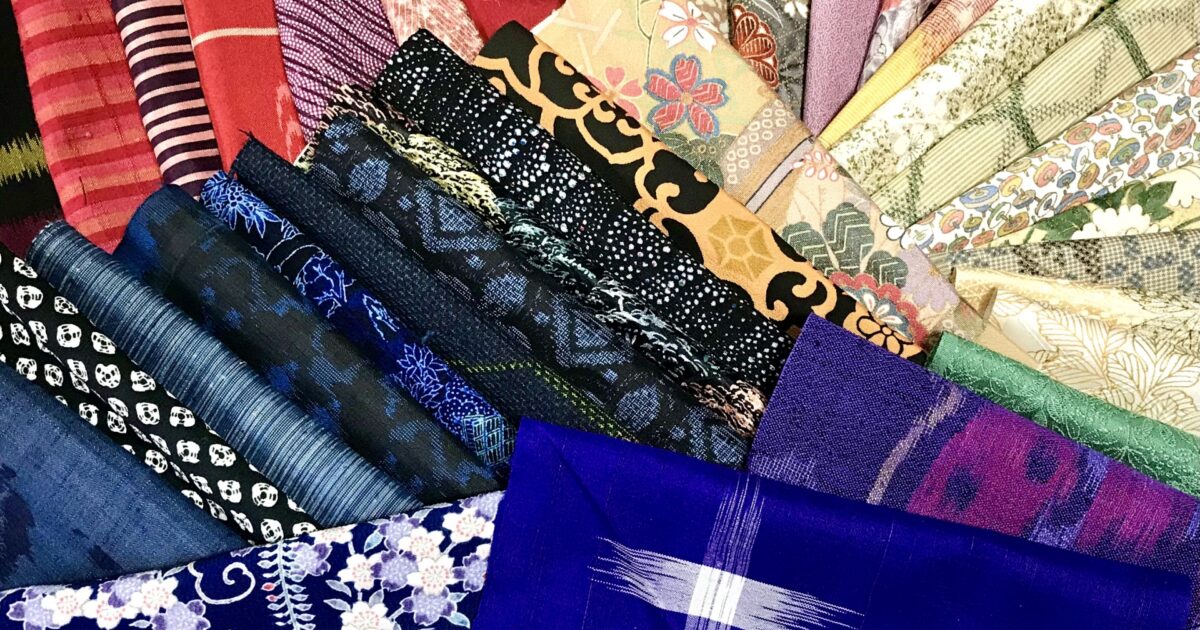 さまざまな柄の和布が並ぶカラフルな反物のコレクション