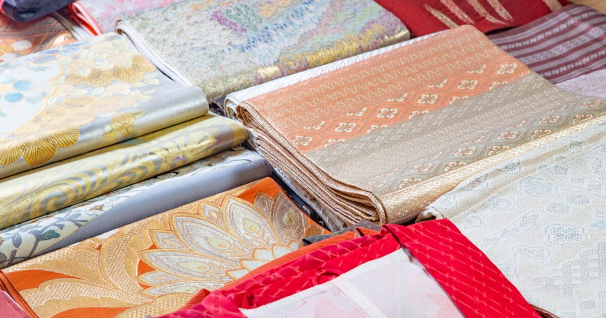 金糸や銀糸で織られた高級感のある帯の陳列