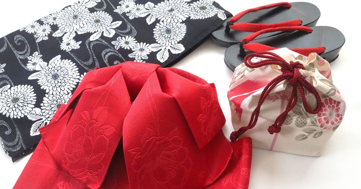 浴衣と下駄や巾着などの和装小物セット