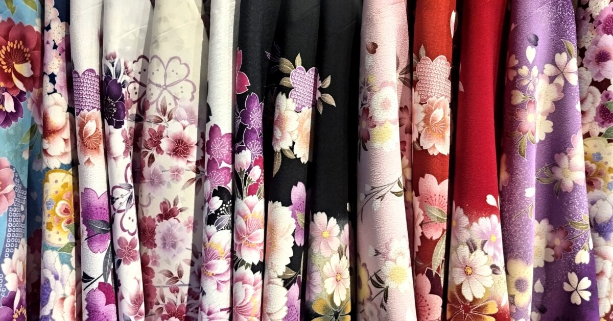 桜や牡丹などの和柄が並ぶ色とりどりの着物生地