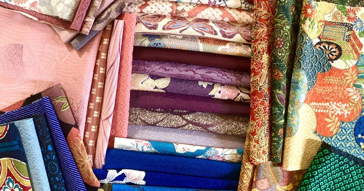 さまざまな色柄の着物生地が並ぶ和布コレクション