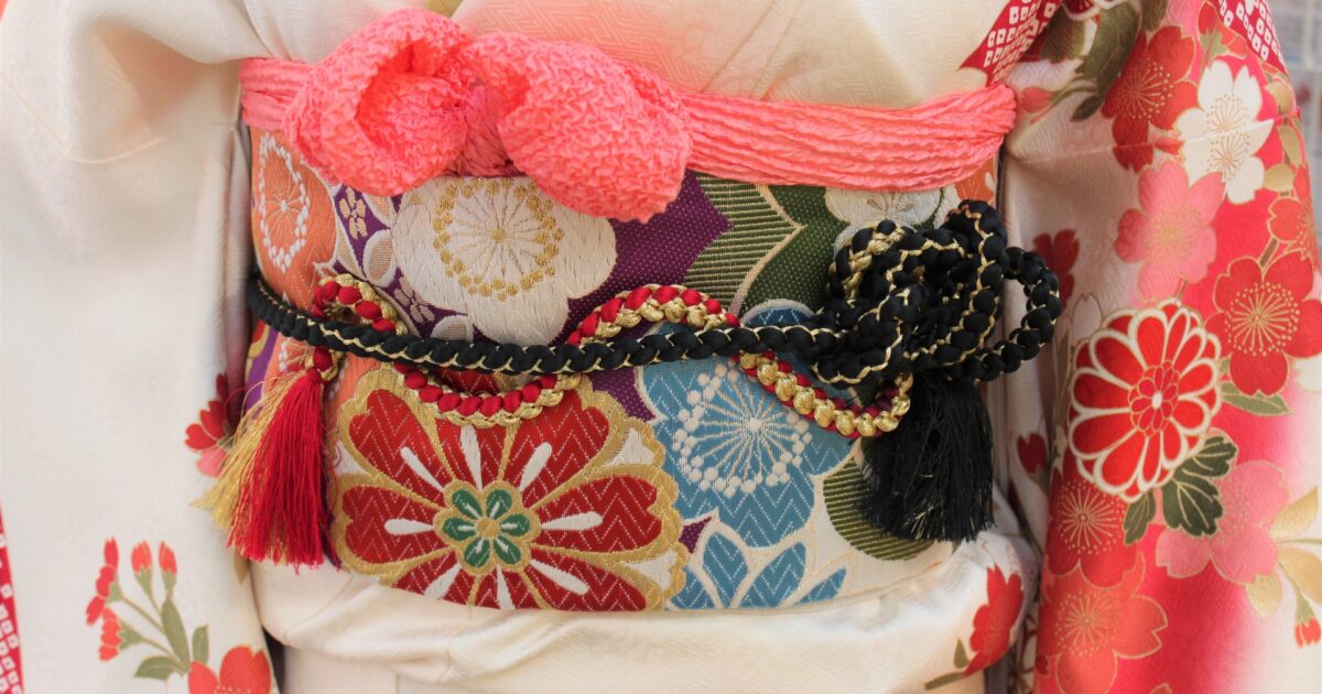 華やかな帯と帯締めが映える振袖のウエスト部分のアップ