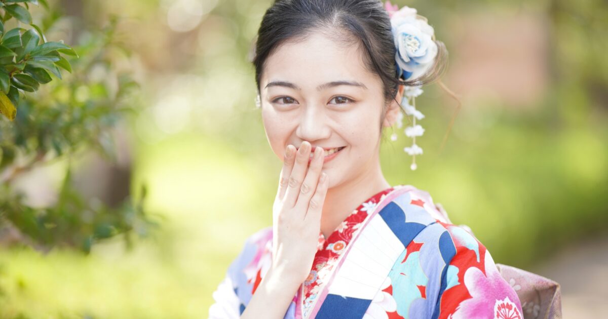 花柄の着物を着た女性が微笑むポートレート